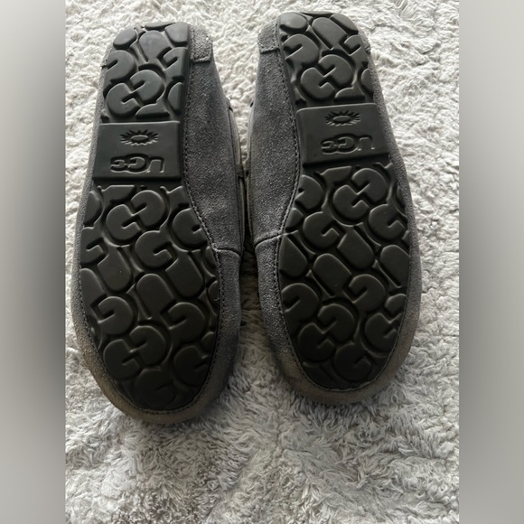 UGG grey Moccasins minimally worn, in excellent condition. - Picture 4 of 5